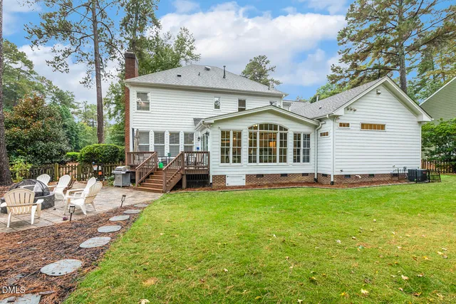 a view of a house with a backyard