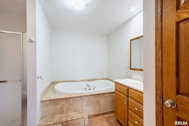 $325,000 | 450 Clark School Road, De Soto, IL 62924