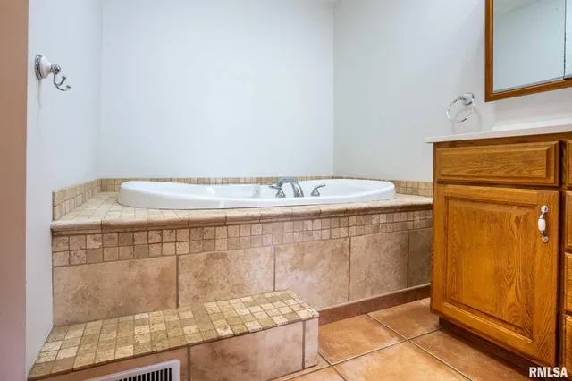 $325,000 | 450 Clark School Road, De Soto, IL 62924