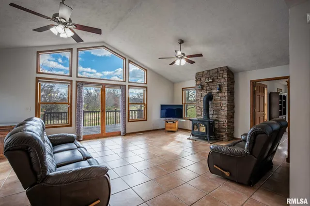 $325,000 | 450 Clark School Road, De Soto, IL 62924