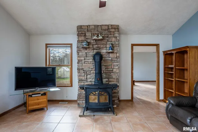 $325,000 | 450 Clark School Road, De Soto, IL 62924