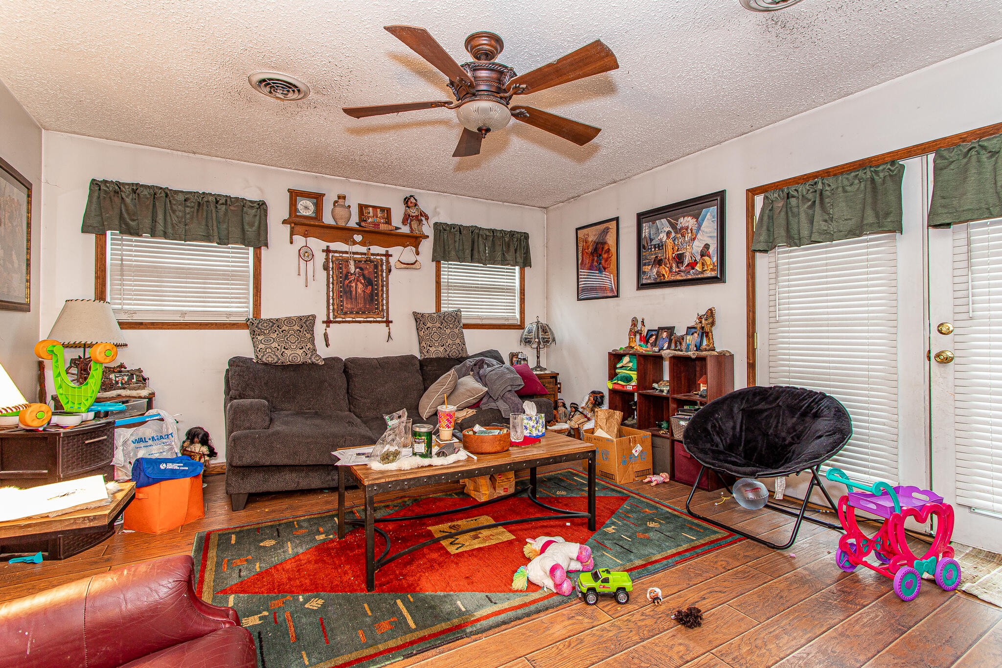 104 West Lincoln Road Oak Ridge, TN 37830 - Photo 27 of 30 a living room with furniture and a window