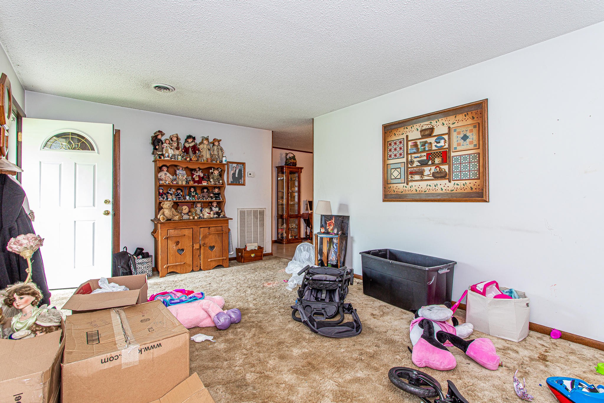 104 West Lincoln Road Oak Ridge, TN 37830 - Photo 3 of 30 a bedroom with furniture toys and a large window