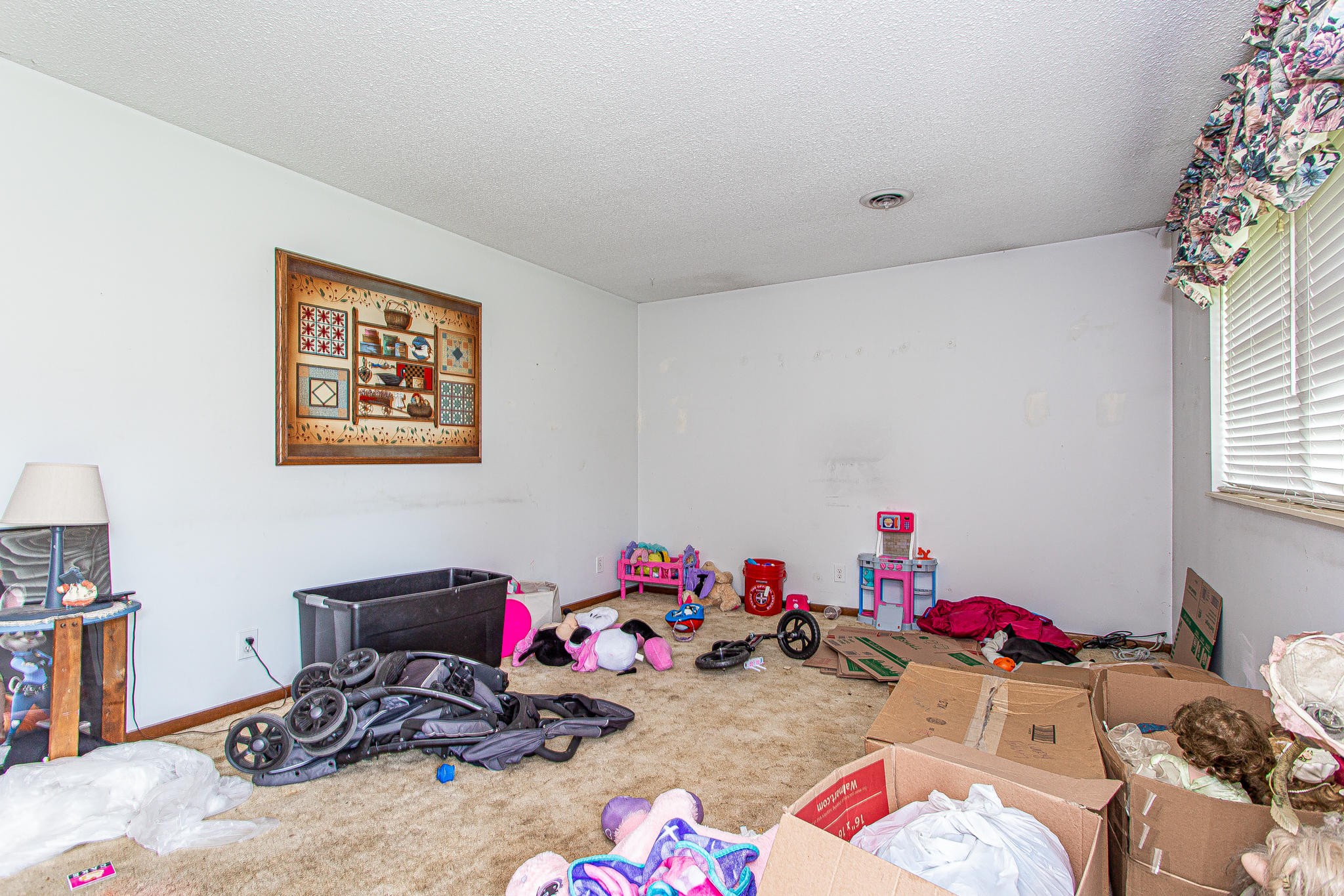 104 West Lincoln Road Oak Ridge, TN 37830 - Photo 5 of 30 a room with furniture and toys