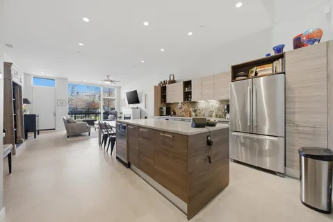 $940,000 | 437 West Hobbie Street, Chicago, IL 60610