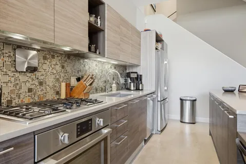 $940,000 | 437 West Hobbie Street, Chicago, IL 60610