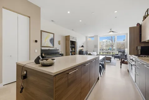 $940,000 | 437 West Hobbie Street, Chicago, IL 60610