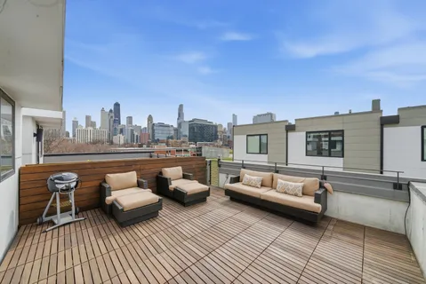 $940,000 | 437 West Hobbie Street, Chicago, IL 60610