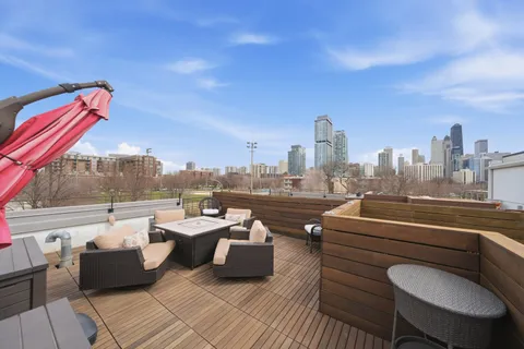 $940,000 | 437 West Hobbie Street, Chicago, IL 60610