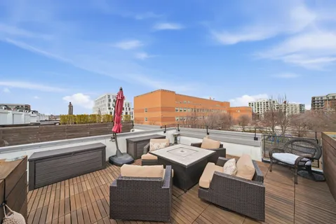 $940,000 | 437 West Hobbie Street, Chicago, IL 60610