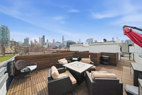 $940,000 | 437 West Hobbie Street, Chicago, IL 60610