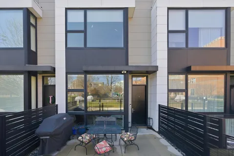 $940,000 | 437 West Hobbie Street, Chicago, IL 60610