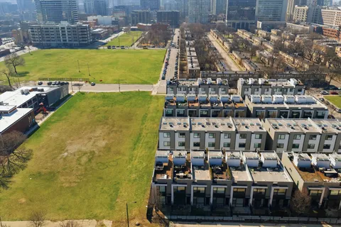 $940,000 | 437 West Hobbie Street, Chicago, IL 60610