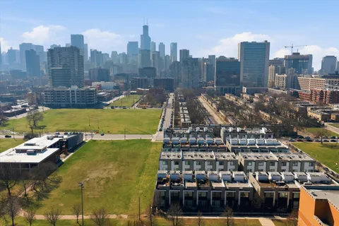 $940,000 | 437 West Hobbie Street, Chicago, IL 60610