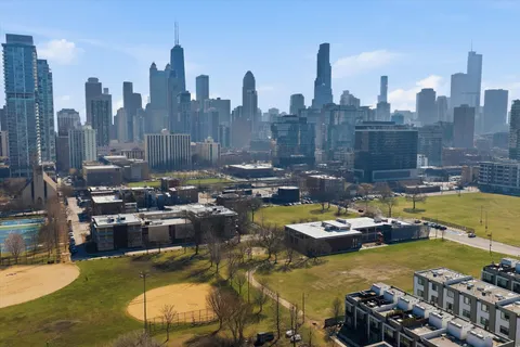 $940,000 | 437 West Hobbie Street, Chicago, IL 60610