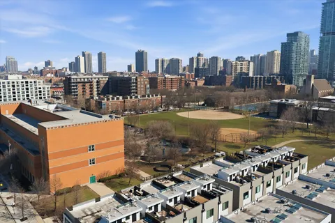 $940,000 | 437 West Hobbie Street, Chicago, IL 60610