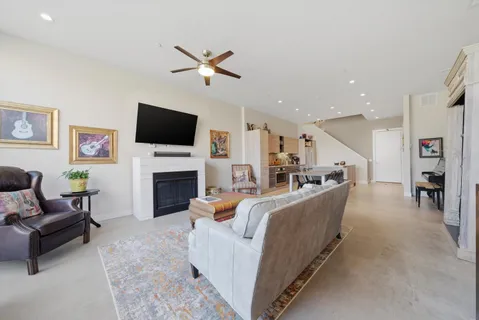 $940,000 | 437 West Hobbie Street, Chicago, IL 60610