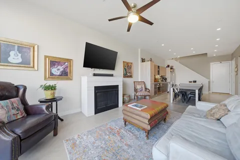 $940,000 | 437 West Hobbie Street, Chicago, IL 60610