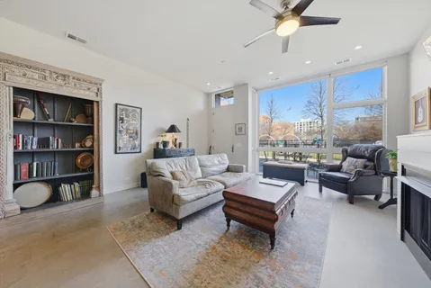 $940,000 | 437 West Hobbie Street, Chicago, IL 60610