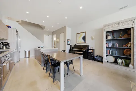 $940,000 | 437 West Hobbie Street, Chicago, IL 60610