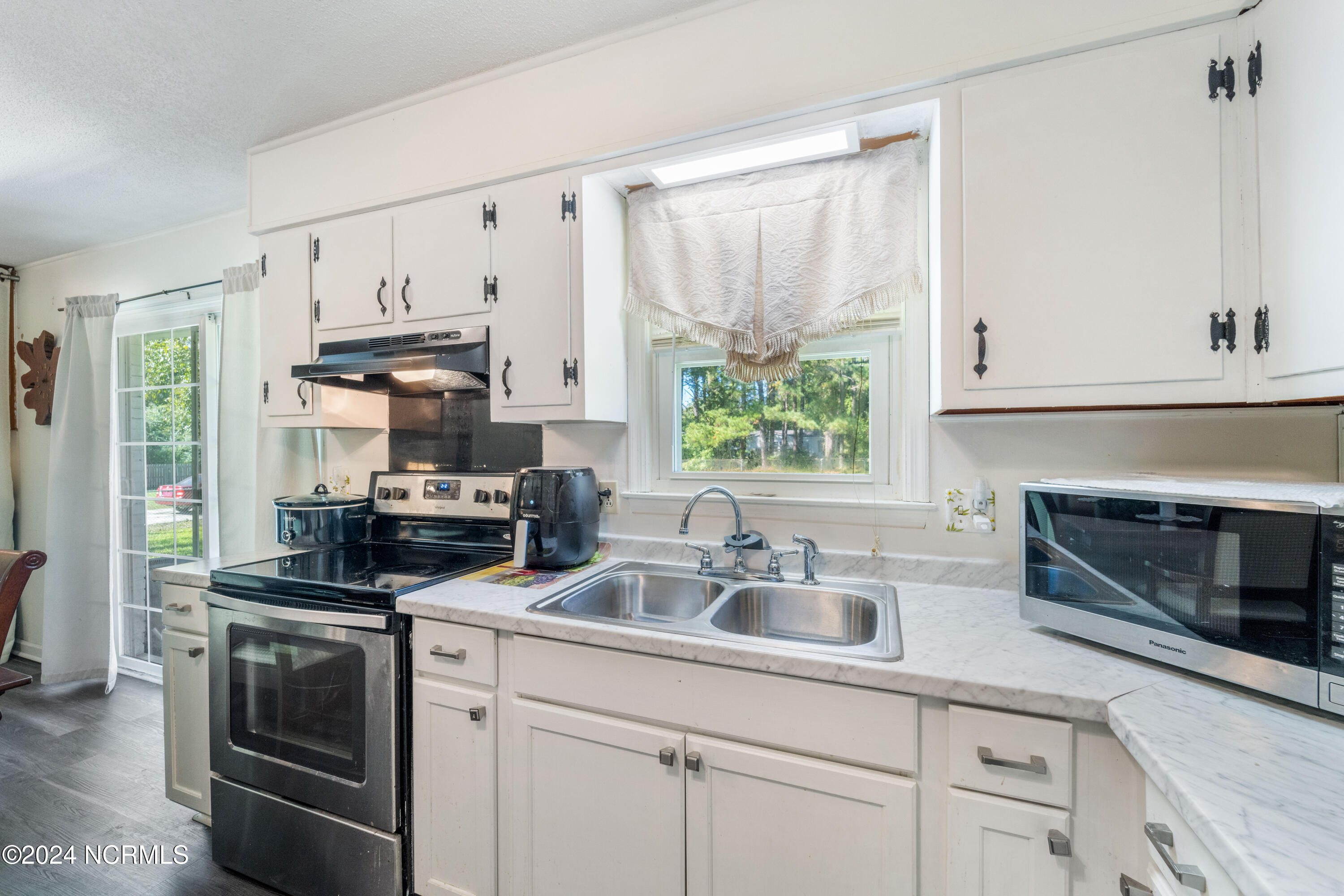 192 Summersill School Road Jacksonville, NC 28540 - Photo 14 of 38 Kitchen/Dinning