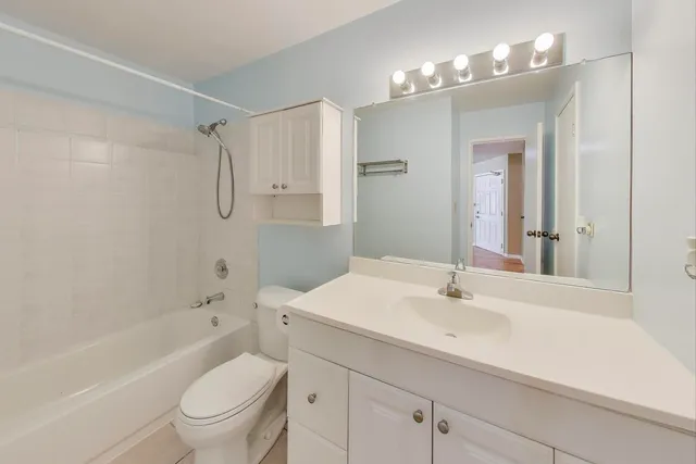 $2,050 | 1345 East Wyndham Circle, Unit 103, Palatine, IL 60074