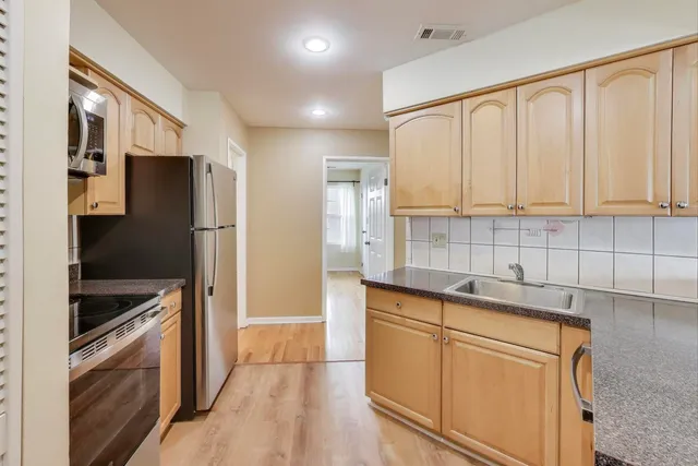 $2,050 | 1345 East Wyndham Circle, Unit 103, Palatine, IL 60074