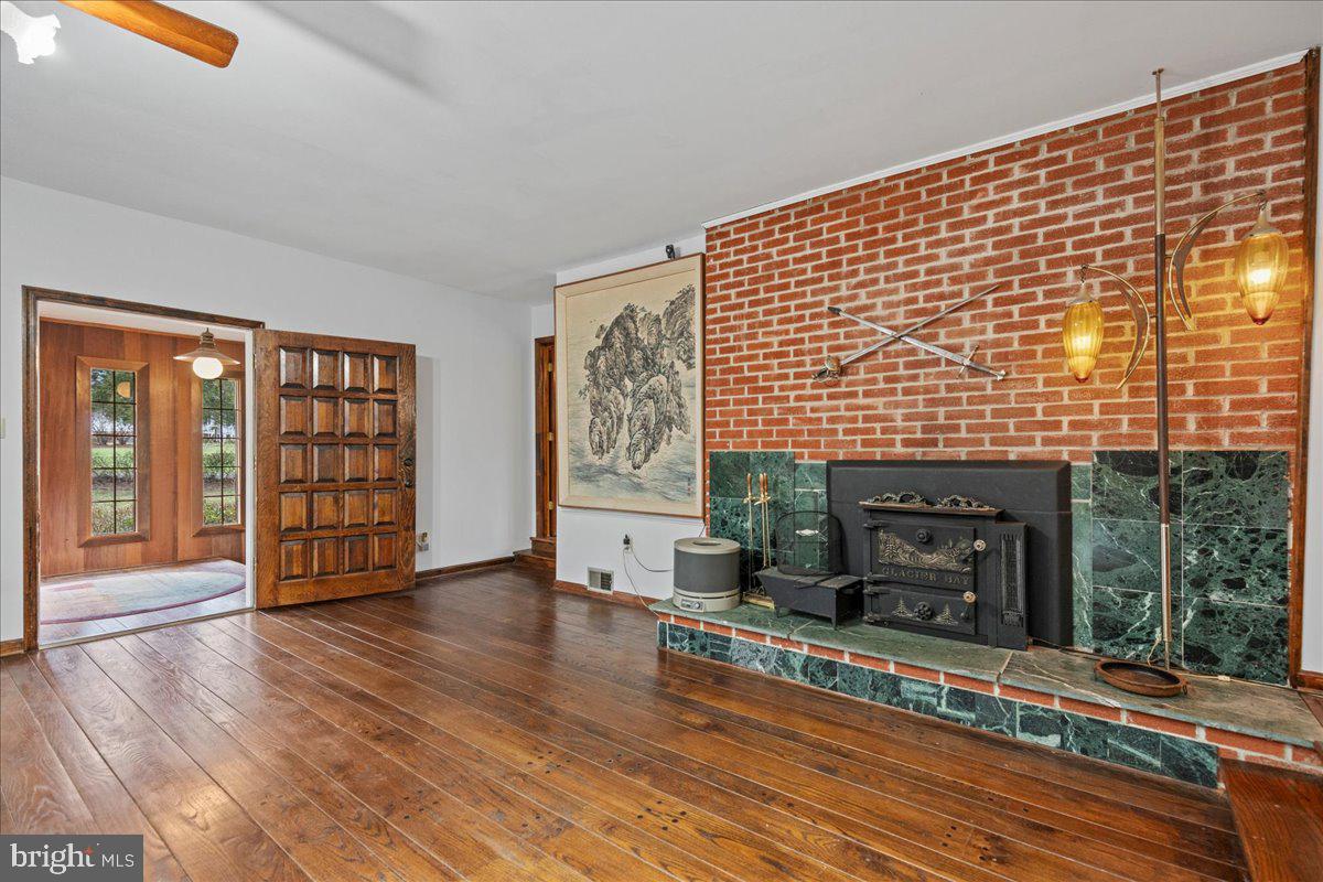 4068 Hanson Road White Plains, MD 20695 - Photo 15 of 48 Livingroom