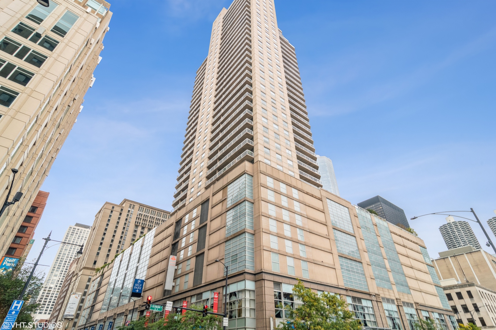 545 North Dearborn Street, Unit 1506 Chicago, IL 60654 - Photo 1 of 15 a view of a large building