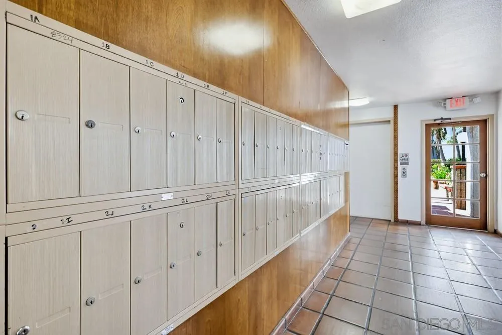8324 Regents Road, Unit 2E San Diego, CA 92122 - Photo 5 of 31 a view of a hallway with entryway