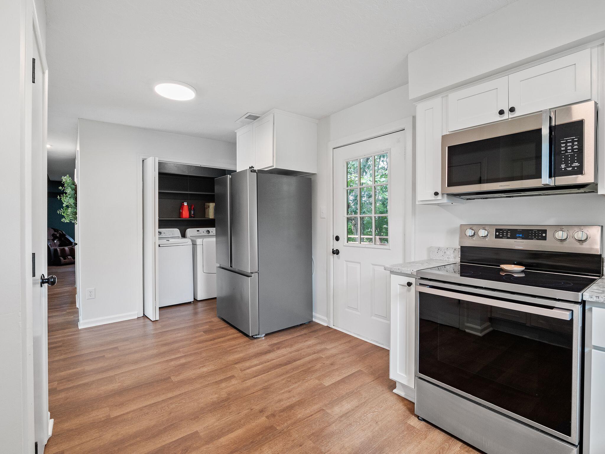 1701 Glendon Road Salem, VA 24153 - Photo 18 of 43 a kitchen with a refrigerator stove and microwave