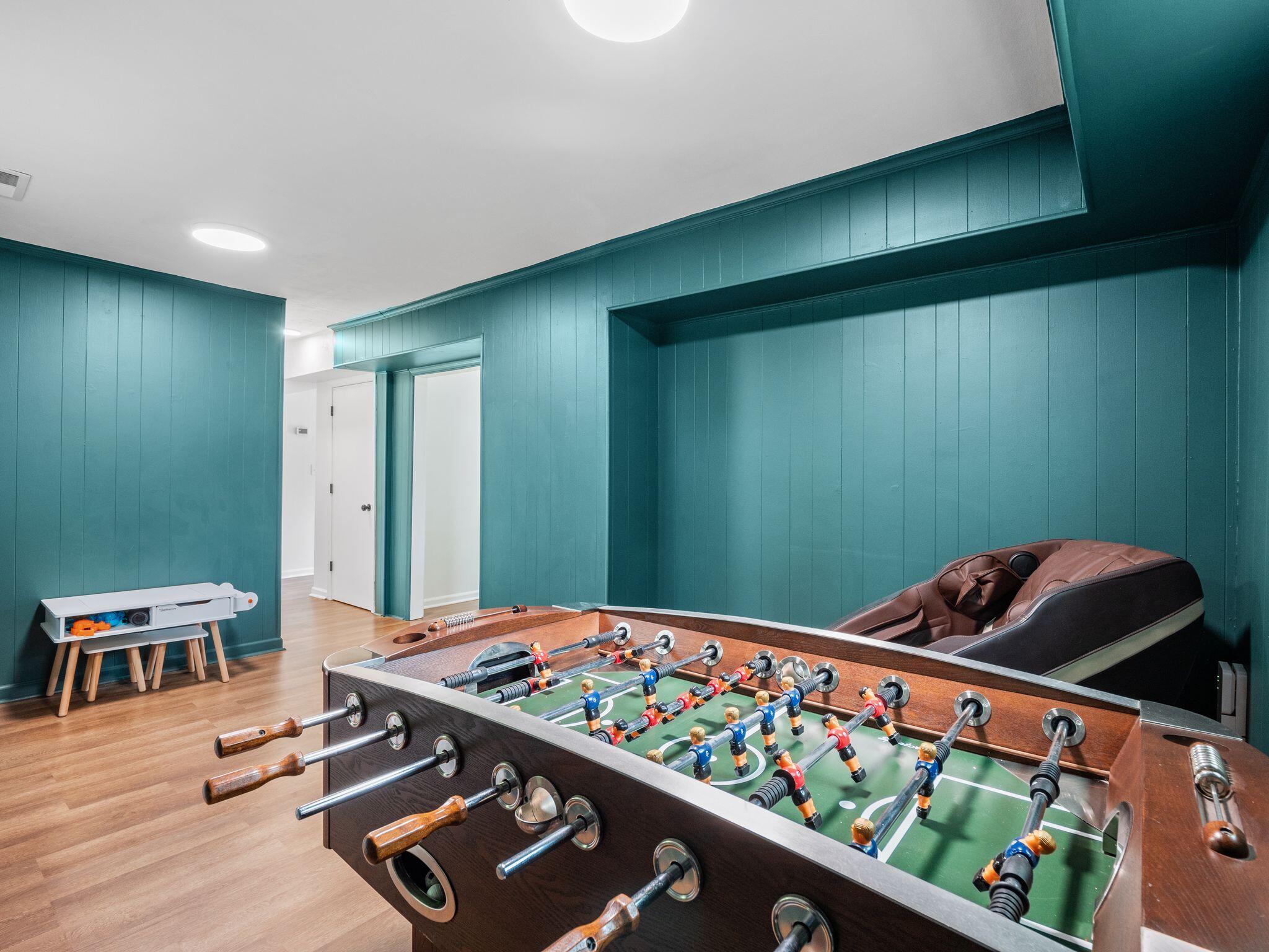 1701 Glendon Road Salem, VA 24153 - Photo 23 of 43 a room with furniture and air hockey table