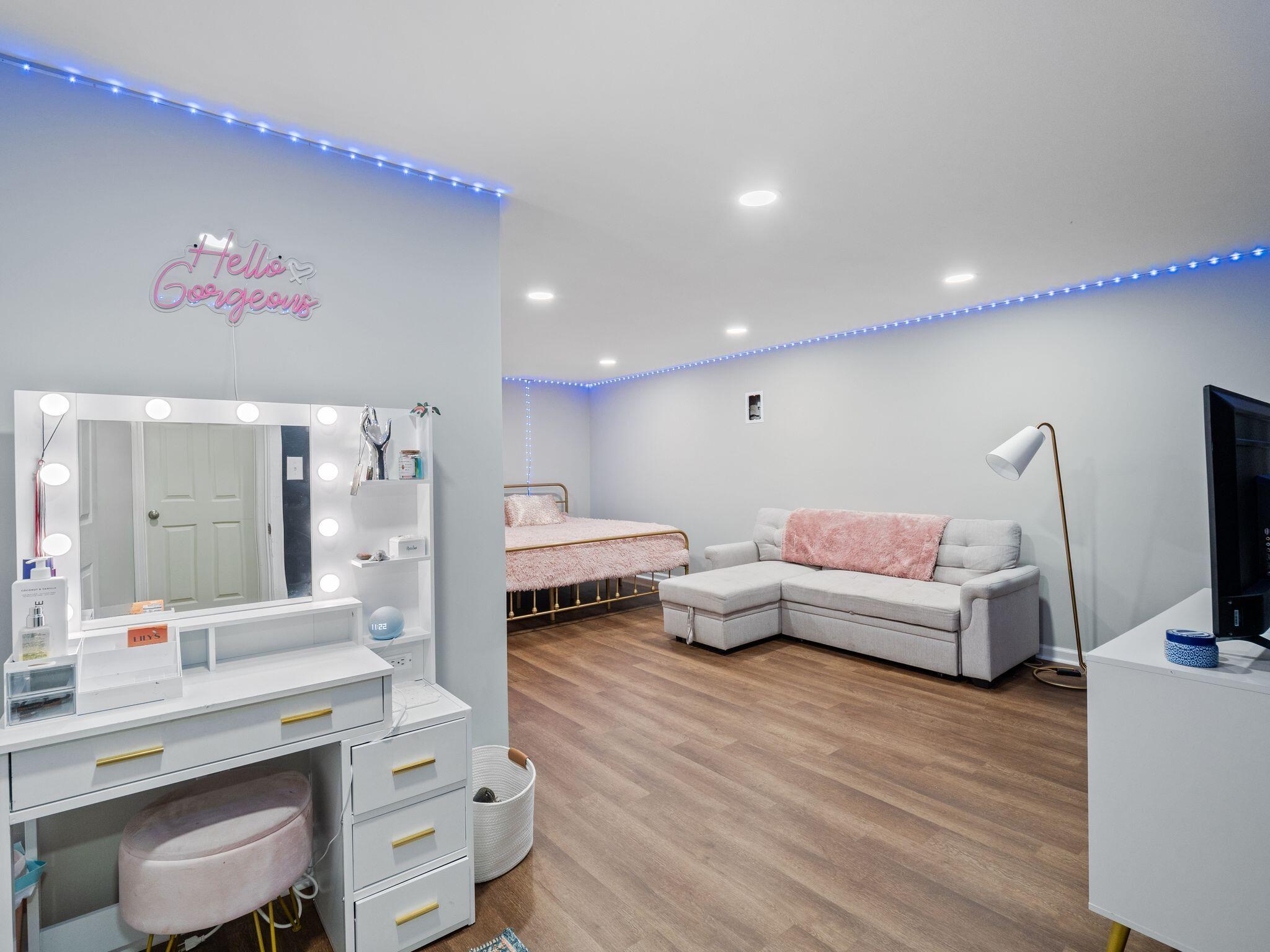 1701 Glendon Road Salem, VA 24153 - Photo 38 of 43 a living room with furniture and a flat screen tv
