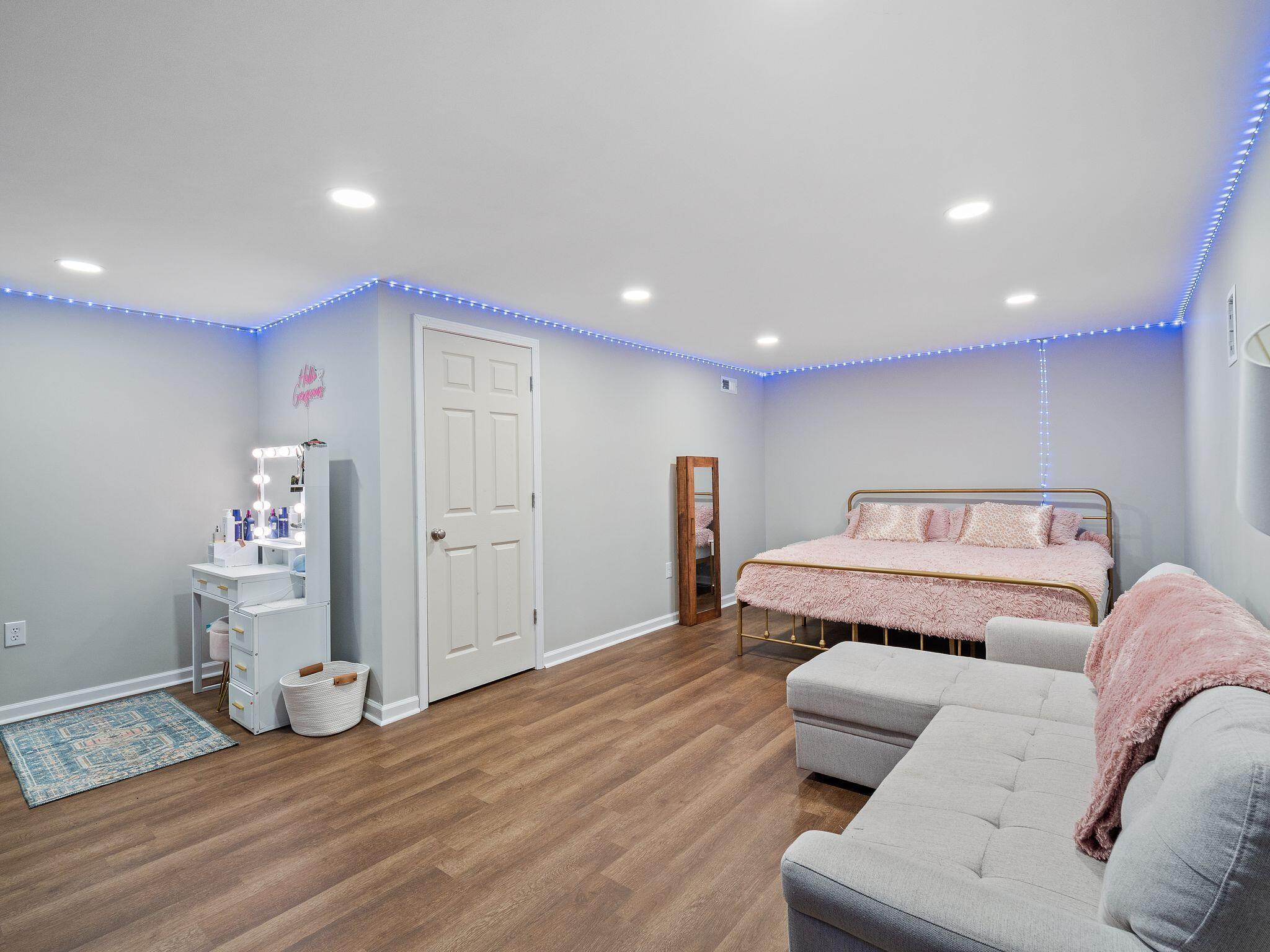 1701 Glendon Road Salem, VA 24153 - Photo 39 of 43 a spacious bedroom with a bed and a couch