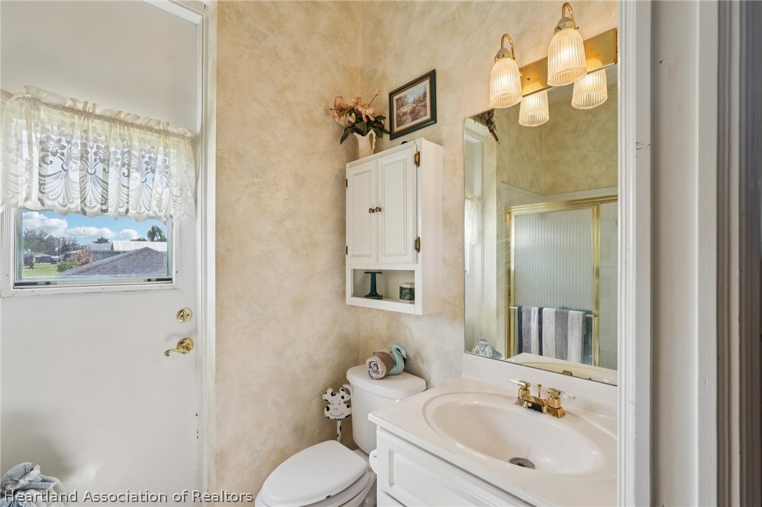 107 Orange Road Northeast Lake Placid, FL 33852 - Photo 27 of 47 Bathroom 2