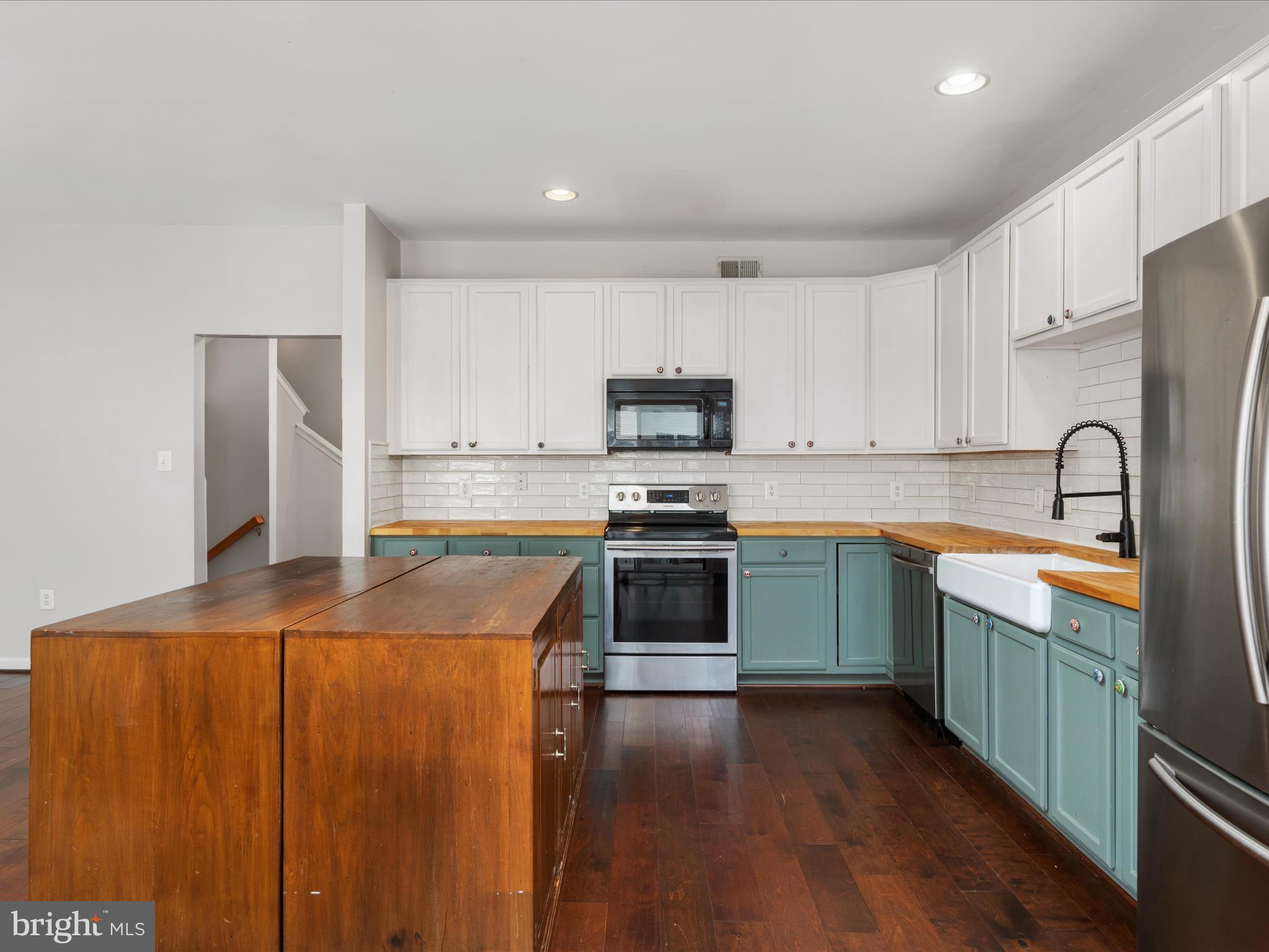 44258 Huron Terrace Ashburn, VA 20147 - Photo 3 of 33 Updated kitchen