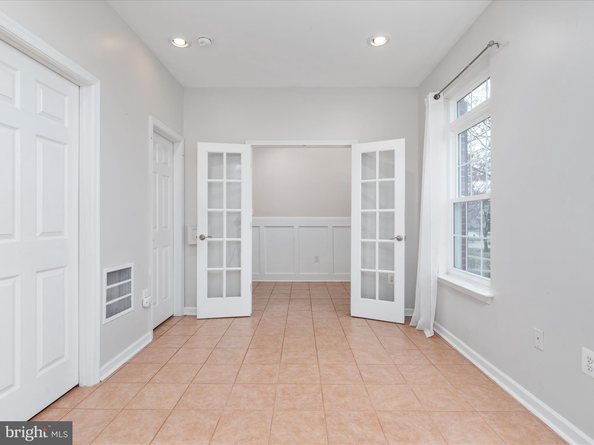 44258 Huron Terrace Ashburn, VA 20147 - Photo 6 of 33 Ground floor guest bedroom