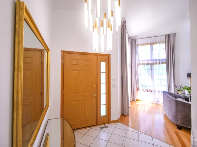 $345,000 | 6706 Pondview Drive, Tinley Park, IL 60477