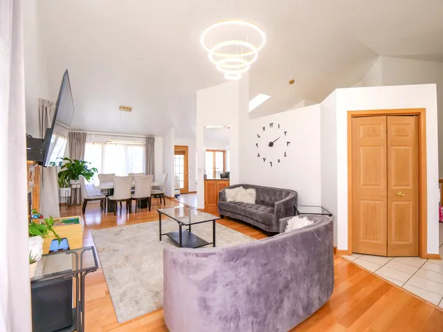 $345,000 | 6706 Pondview Drive, Tinley Park, IL 60477