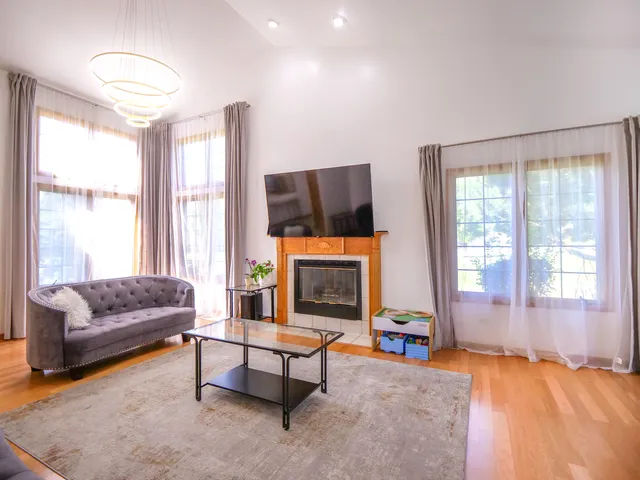 $345,000 | 6706 Pondview Drive, Tinley Park, IL 60477