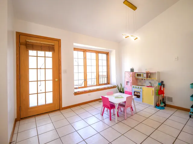 $345,000 | 6706 Pondview Drive, Tinley Park, IL 60477