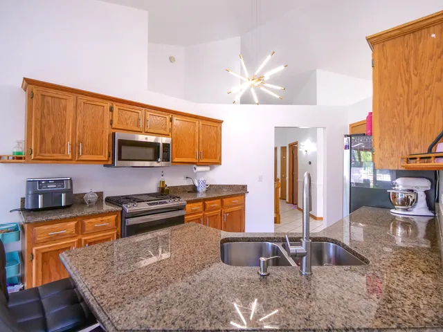 $345,000 | 6706 Pondview Drive, Tinley Park, IL 60477