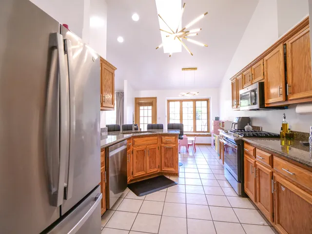 $345,000 | 6706 Pondview Drive, Tinley Park, IL 60477