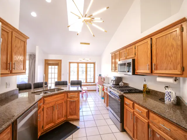 $345,000 | 6706 Pondview Drive, Tinley Park, IL 60477