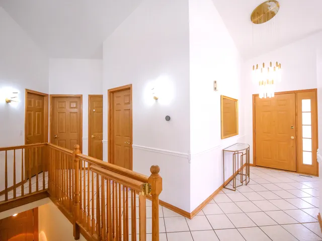 $345,000 | 6706 Pondview Drive, Tinley Park, IL 60477