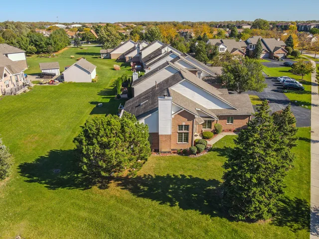 $345,000 | 6706 Pondview Drive, Tinley Park, IL 60477