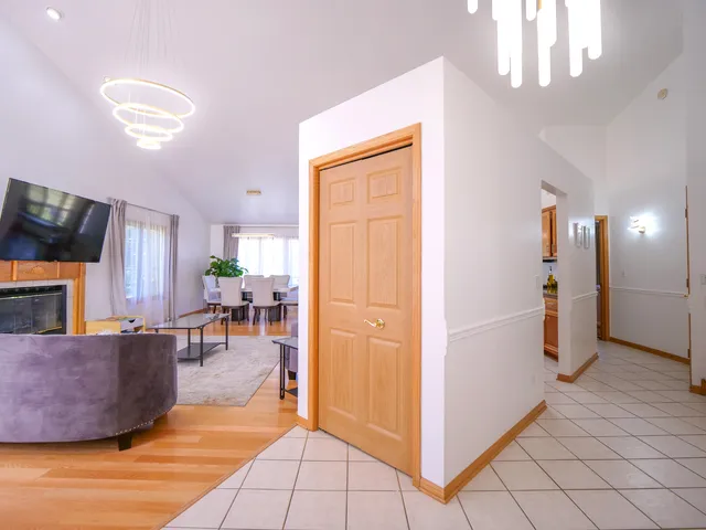 $345,000 | 6706 Pondview Drive, Tinley Park, IL 60477