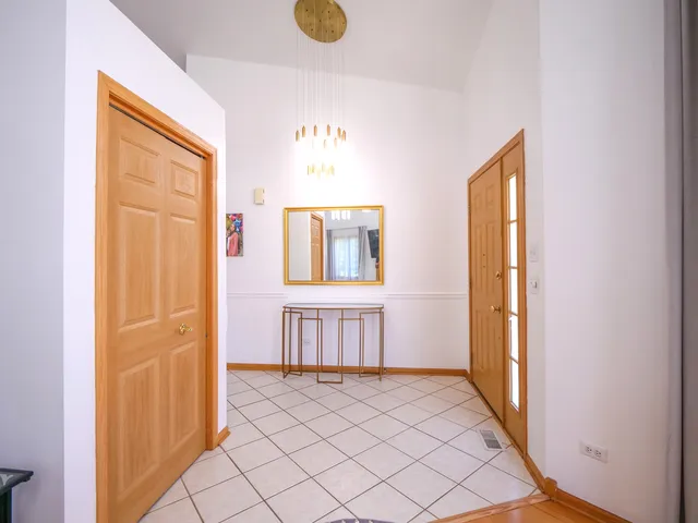 $345,000 | 6706 Pondview Drive, Tinley Park, IL 60477