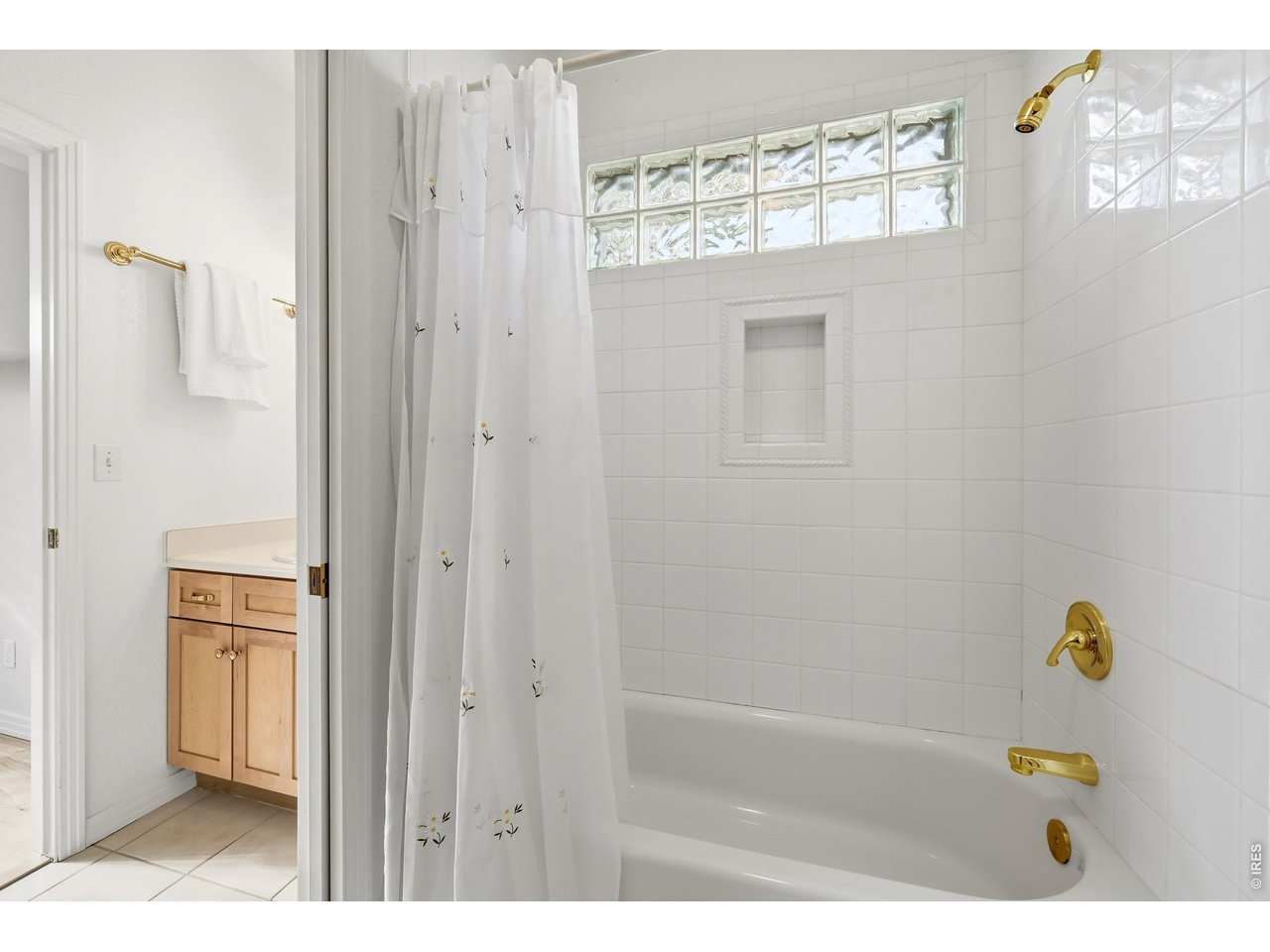 547 Sawtooth Point Lafayette, CO 80026 - Photo 28 of 44 Jack & Jill bathroom