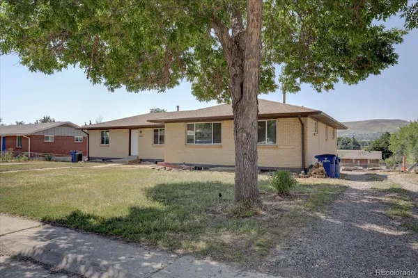 a view of a house with a yard
